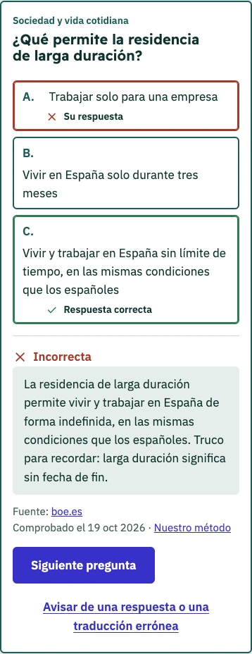 Captura del simulacro gratuito: una pregunta respondida con su explicación y un enlace a la fuente.